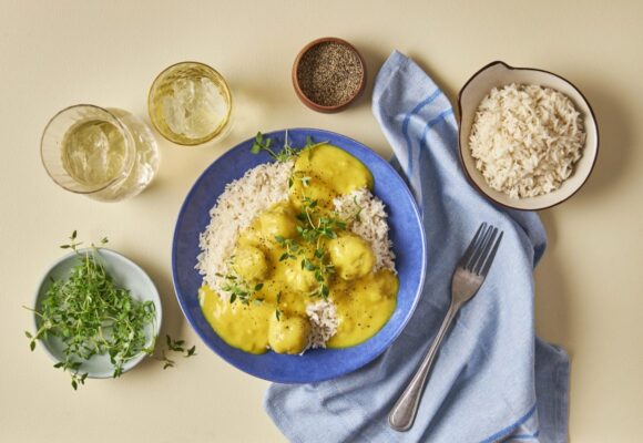Frikadeller i currysås med ris