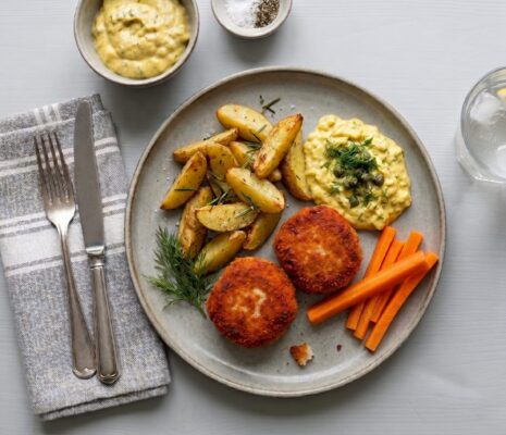 Fiskbiffar med remoulad, klyftpotatis och knapriga morötter 🐟