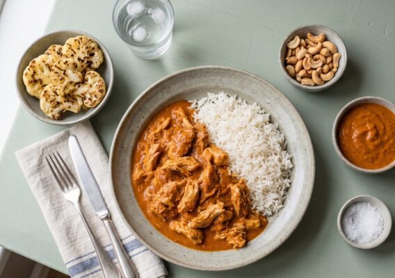Chicken Tikka Masala med ris, grillad blomkål och cashewnötter