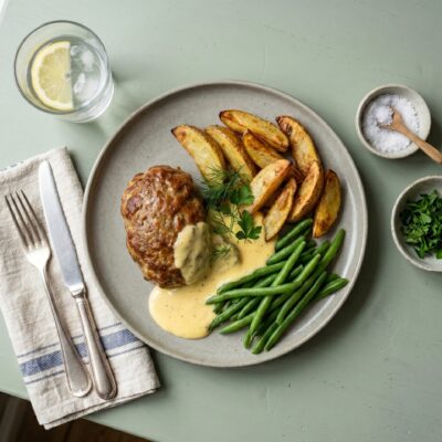 Grekiskt köttfärslimpa med klyftpotatis, béarnaisesås och gröna bönor
