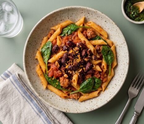 Pasta med kryddig chorizoragu, spenat och mandelcrunch