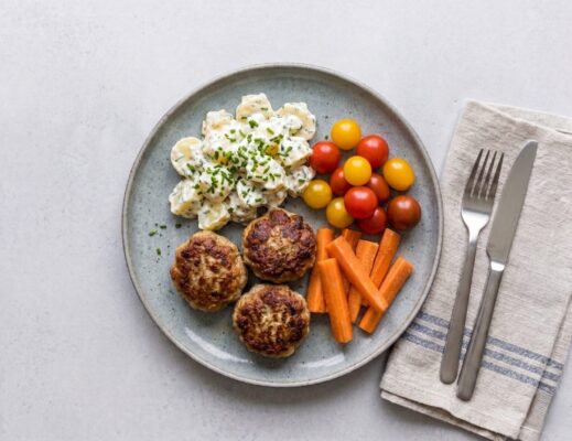Färsbiffar med krämig potatissallad, tomat och morötter
